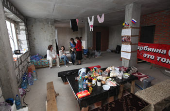 Обманутые дольщики переселяются в недостроенные помещения.<br />
Фото РИА Новости